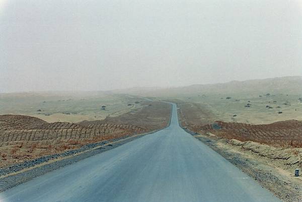 16~1.塔克拉瑪干沙漠公路.JPG