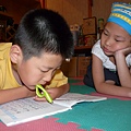 王宣翰握筆寫字.JPG