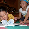 王宣翰翻書的模樣.JPG