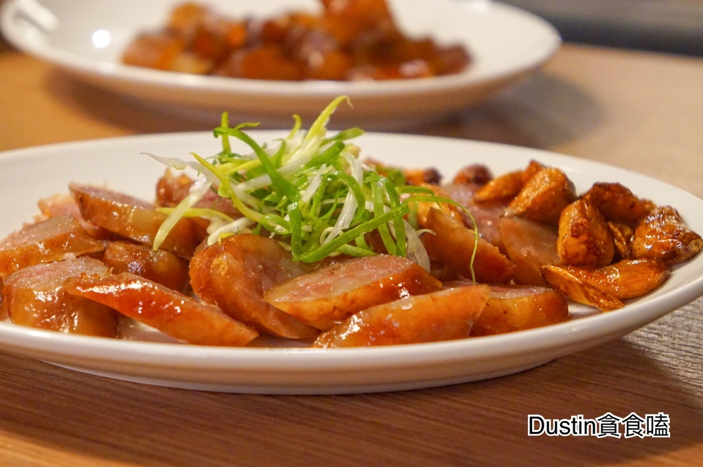 桌数多为四人座位 唯一后方则备有一张圆桌,可提供较多人数的来客使用