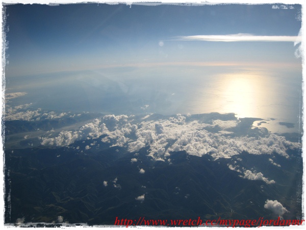 飛機上拍的雲彩與陸地.jpg