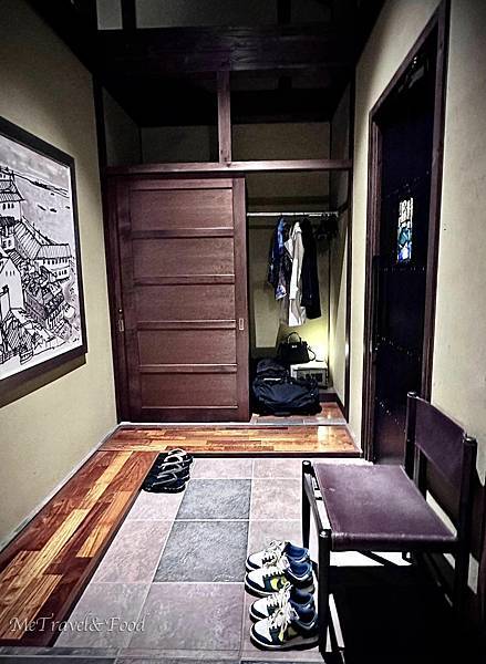 13_入門右側設置了衣櫃,皮革穿鞋椅坐起來亦舒適。.jpeg 13_入門右側設置了衣櫃,皮革穿鞋椅坐起來亦舒適。.jpeg