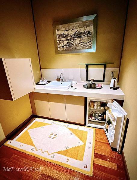 18_小廚飲料區。左邊木格是服務人員無需見到住客,擺放Room Service 的櫥櫃。.jpeg 18_小廚飲料區。左邊木格是服務人員無需見到住客,擺放Room Service 的櫥櫃。.jpeg