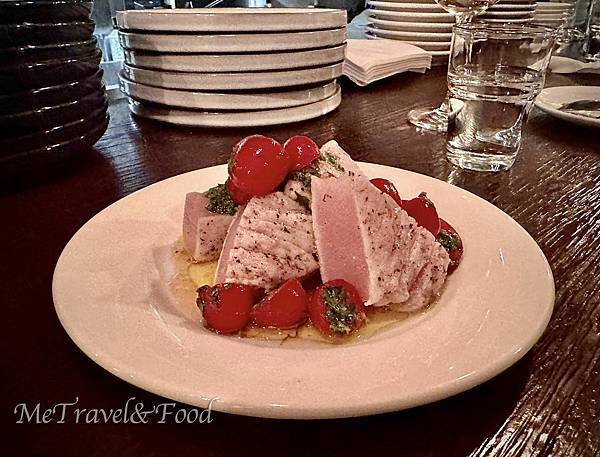 粉紅鮪魚排。 粉紅鮪魚排。