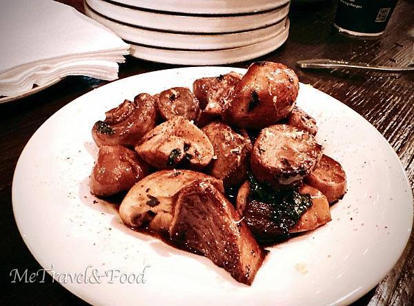 紅酒蘑菌菇。 紅酒蘑菌菇。