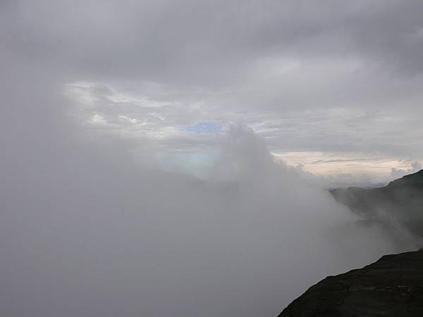 山被雲霧遮蔽了!