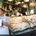 來到PIKE PLACE MARKET，一定要來這家朝聖一下，看看丟魚特技！