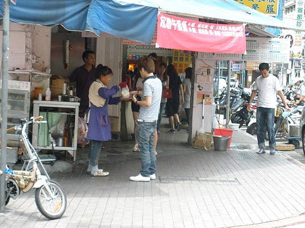 1280527288-阿姨和他的兒子.jpg