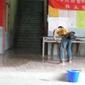 1386842035-一早起來打掃的大姐.jpg