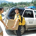 1386842012-為了下山服務，來什麼車就攔什麼車.jpg