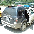 1386842013-為了下山服務，來什麼車就攔什麼車.jpg