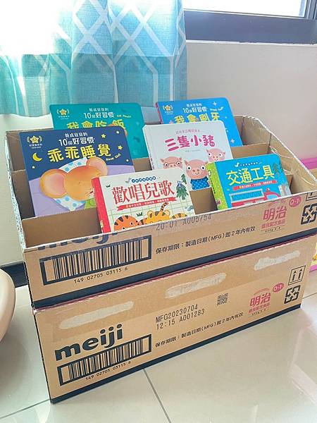 育兒日記｜媽媽育兒手作分享，廢紙箱再利用，自製繪本架
