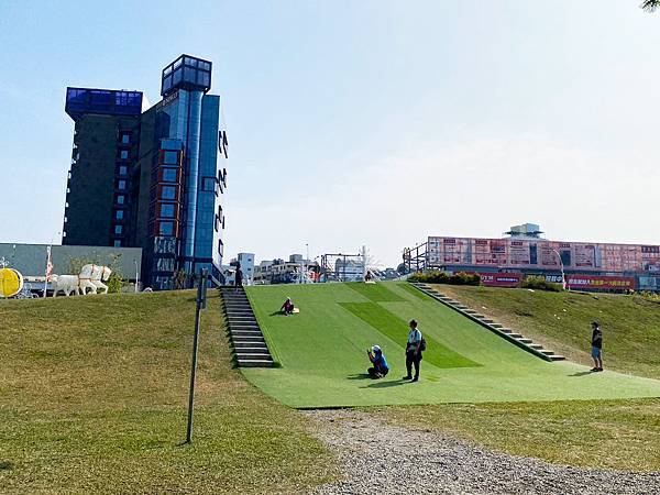 親子公園｜超大草皮滑草場，野餐也超適合，即將開幕動物互動親子