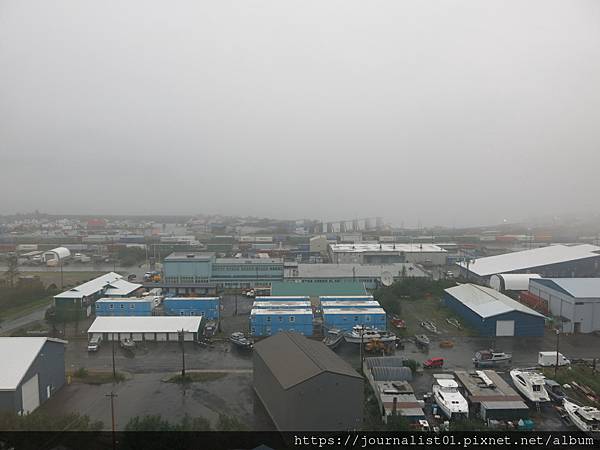 阿拉斯加家族旅遊~去動物救援中心餵駝鹿、看很ㄎㄧㄤ的黑熊耍槍