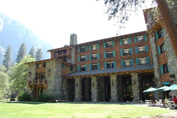 Ahwahnee Hotel 倚著山林