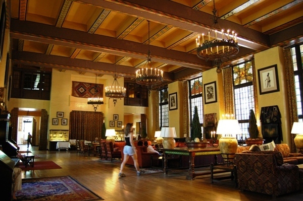 Ahwahnee Hotel 大廳是濃濃的印地安擺設