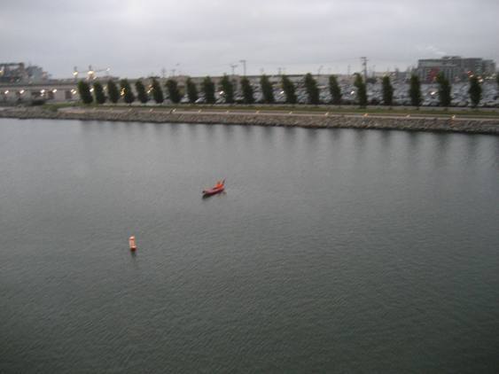 右外野後方的舊金山灣，有人划獨木船撈全壘打球