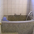 060128-012<br>房間石砌的澡缸