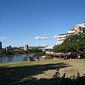 學校風景     附近靠河   還有大草皮 