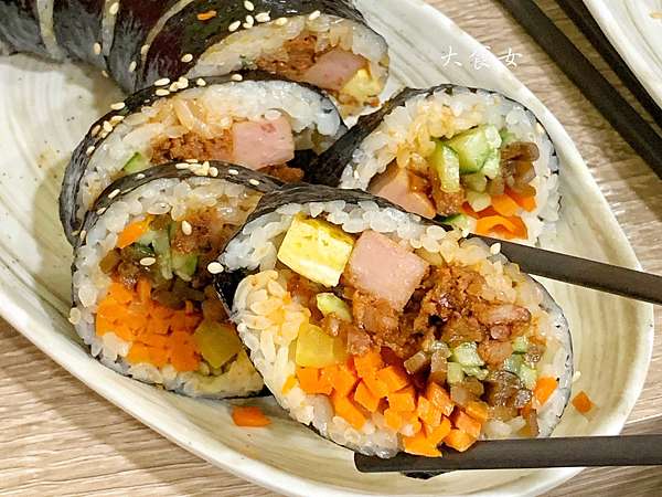 台北美食咪咪紫菜捲 韓國闆娘 有紫菜飯卷 魚板湯 辣炒年糕等 附咪咪紫菜捲menu 西門町美食 大食女