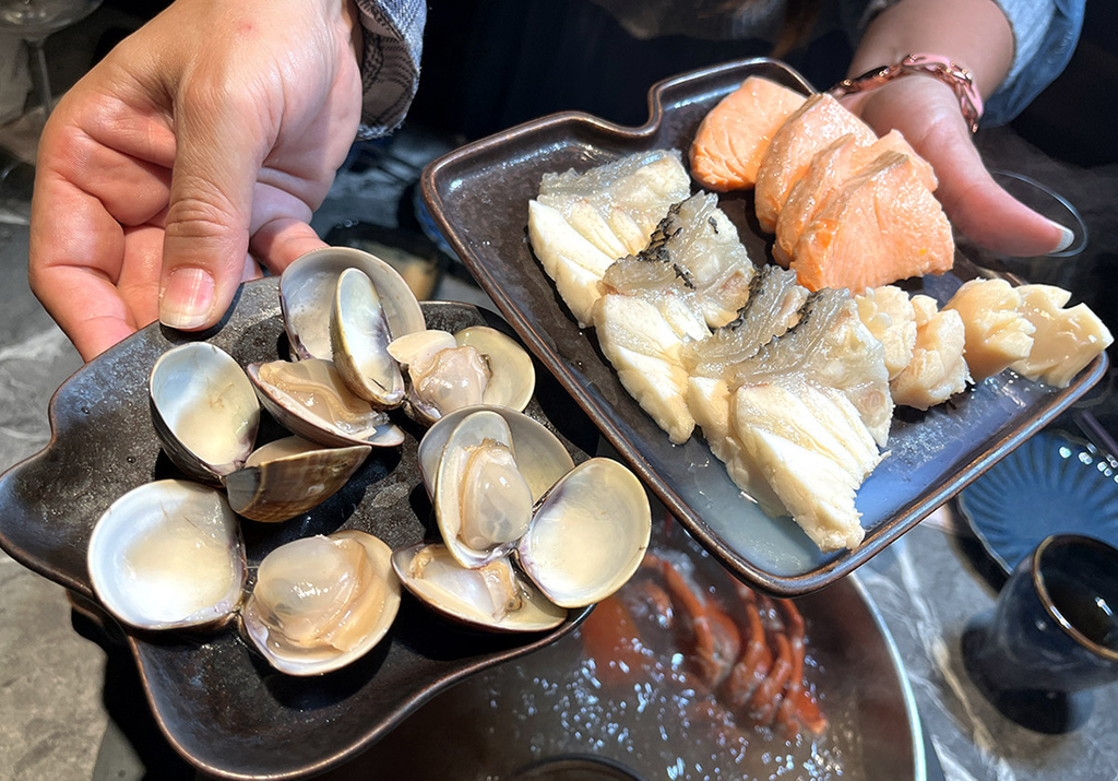 旬嚐精緻鍋物 | 台北必吃火鍋推薦！奢華海鮮珠寶盒、高檔食材