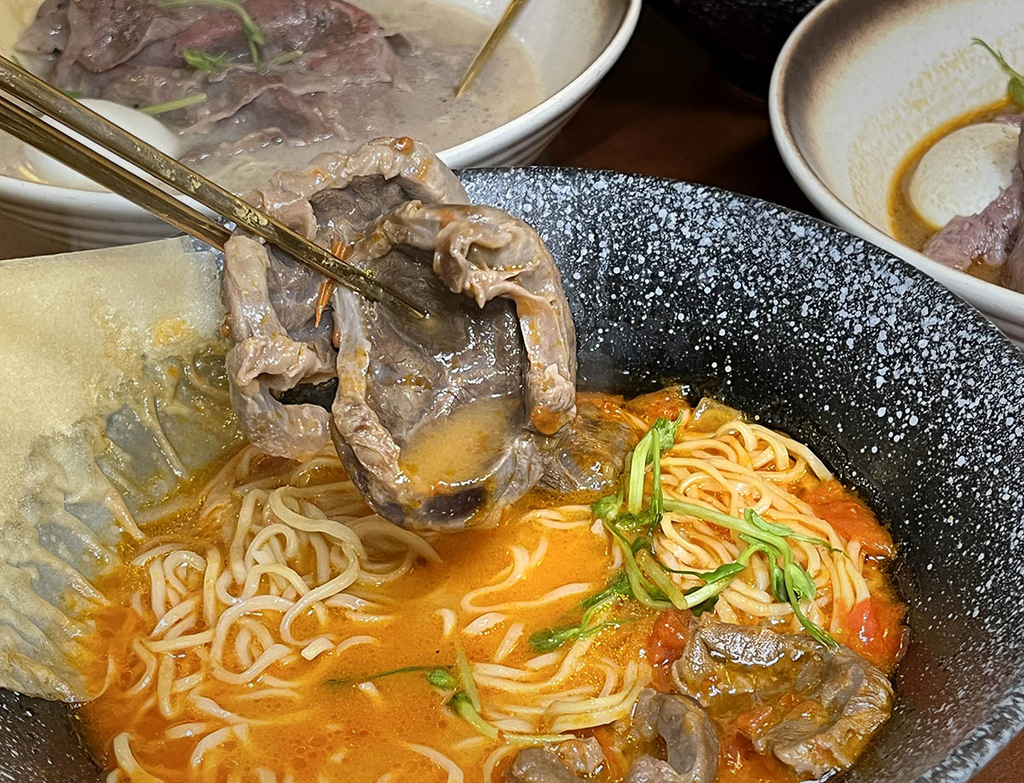 台北大安區美食 | 湯神頂級和牛牛肉麵，濃郁湯底搭配頂級和牛