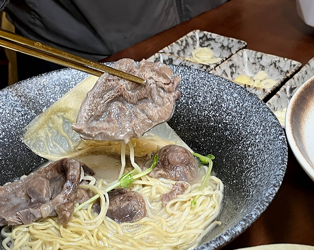 台北大安區美食 | 湯神頂級和牛牛肉麵，濃郁湯底搭配頂級和牛