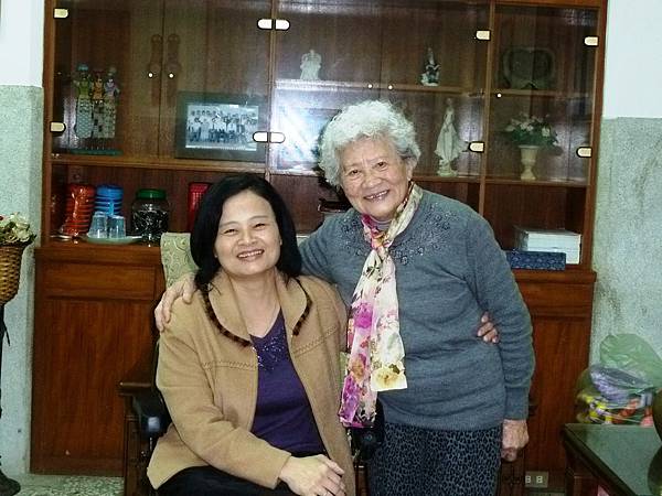 謝緯醫師的太太楊瓊英牧師娘(右)及喜樂保育院院長林玉嫦(左)