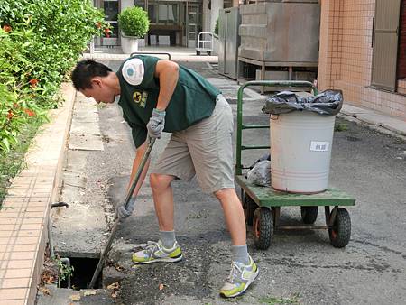 挖臭水溝的泥土