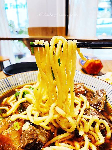 東館牛肉麵-台北文青牛肉麵-紅燒湯頭清爽不油膩，特選老饕牛頰