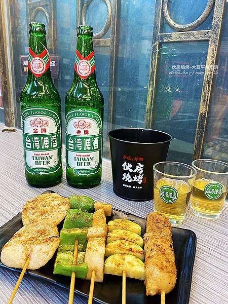 大直居酒屋串燒│伙房燒烤-屋台感十足的平價串烤店，自助式燒烤店成為大直必吃宵夜，聚會聊天好愜意，明亮燈籠深夜裡的一盞明燈-25.jpg