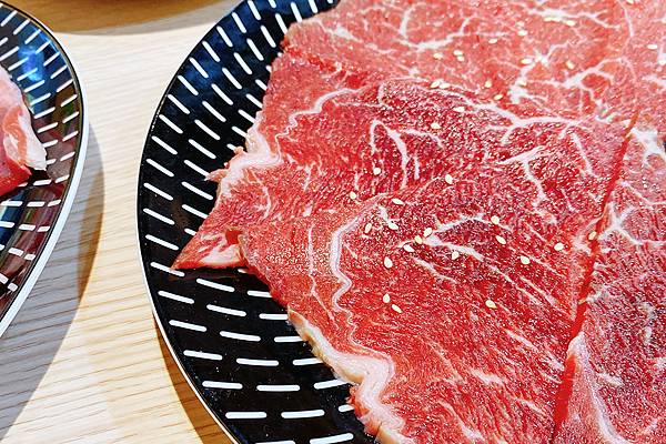 桃園南崁燒肉吃到飽│燒肉道火鍋燒肉和牛放題，頂級肉品、生蠔、鮑魚、冰捲、藍鑽蝦無限續點，軌道送餐，加價享啤酒暢飲-桃園南崁燒肉吃到飽推薦-35.jpg