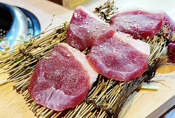 桃園南崁燒肉吃到飽│燒肉道火鍋燒肉和牛放題，頂級肉品、生蠔、鮑魚、冰捲、藍鑽蝦無限續點，軌道送餐，加價享啤酒暢飲-桃園南崁燒肉吃到飽推薦-40.jpg