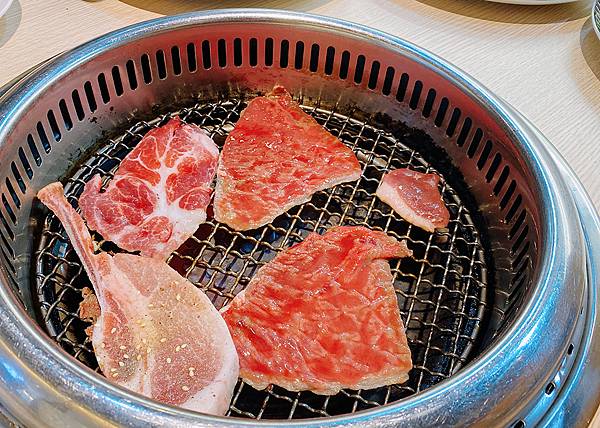 桃園南崁燒肉吃到飽│燒肉道火鍋燒肉和牛放題，頂級肉品、生蠔、鮑魚、冰捲、藍鑽蝦無限續點，軌道送餐，加價享啤酒暢飲-桃園南崁燒肉吃到飽推薦-46.jpg