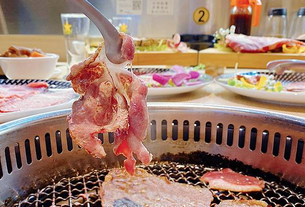 桃園南崁燒肉吃到飽│燒肉道火鍋燒肉和牛放題，頂級肉品、生蠔、鮑魚、冰捲、藍鑽蝦無限續點，軌道送餐，加價享啤酒暢飲-桃園南崁燒肉吃到飽推薦-47.jpg