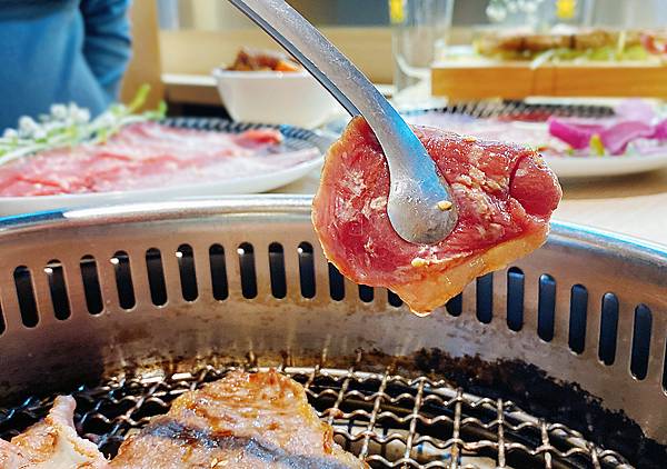 桃園南崁燒肉吃到飽│燒肉道火鍋燒肉和牛放題，頂級肉品、生蠔、鮑魚、冰捲、藍鑽蝦無限續點，軌道送餐，加價享啤酒暢飲-桃園南崁燒肉吃到飽推薦-48.jpg