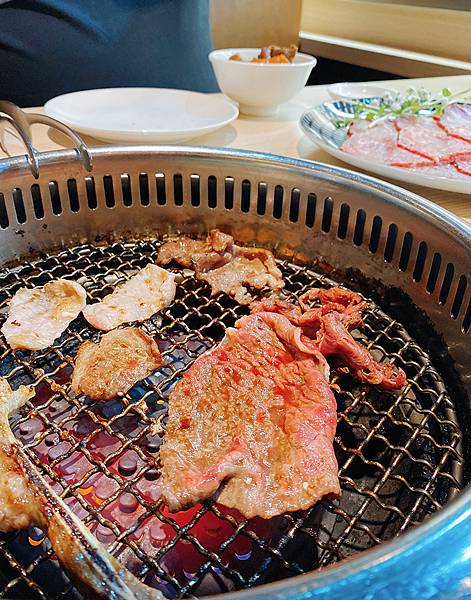 桃園南崁燒肉吃到飽│燒肉道火鍋燒肉和牛放題，頂級肉品、生蠔、鮑魚、冰捲、藍鑽蝦無限續點，軌道送餐，加價享啤酒暢飲-桃園南崁燒肉吃到飽推薦-50.jpg