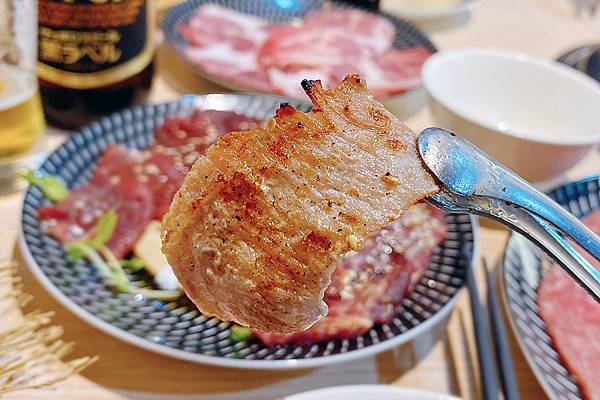 桃園南崁燒肉吃到飽│燒肉道火鍋燒肉和牛放題，頂級肉品、生蠔、鮑魚、冰捲、藍鑽蝦無限續點，軌道送餐，加價享啤酒暢飲-桃園南崁燒肉吃到飽推薦-52.jpg