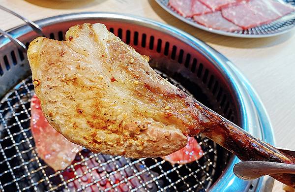 桃園南崁燒肉吃到飽│燒肉道火鍋燒肉和牛放題，頂級肉品、生蠔、鮑魚、冰捲、藍鑽蝦無限續點，軌道送餐，加價享啤酒暢飲-桃園南崁燒肉吃到飽推薦-57.jpg