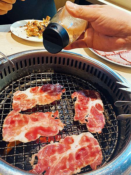 桃園南崁燒肉吃到飽│燒肉道火鍋燒肉和牛放題，頂級肉品、生蠔、鮑魚、冰捲、藍鑽蝦無限續點，軌道送餐，加價享啤酒暢飲-桃園南崁燒肉吃到飽推薦-86.jpg