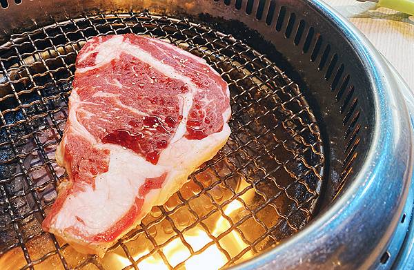 桃園南崁燒肉吃到飽│燒肉道火鍋燒肉和牛放題，頂級肉品、生蠔、鮑魚、冰捲、藍鑽蝦無限續點，軌道送餐，加價享啤酒暢飲-桃園南崁燒肉吃到飽推薦-93.jpg