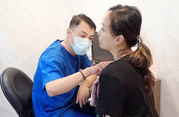 台北除疣推薦x除肉芽x小息肉x脖子除疣│鉺雅鉻雷射一次掃光四十多棵贅疣，告別髒脖子│旭彤診所-13.JPG