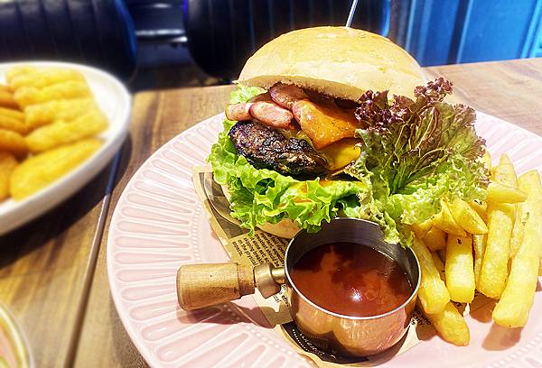 台北美式餐廳│林斯漢堡-必推7盎司極厚美式漢堡排+豬肋排配醬汁一絕，炸物拼盤聚餐首選，檸檬塔也好吃│六張犁美食推薦，台北捷運美食地圖-47.jpg