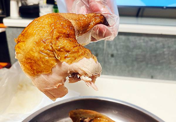 板橋外帶烤雞│中和烤雞推薦-思汗烤雞-蒜味烤雞鮮嫩多汁%2F烤全雞僅要三百多超便宜，外帶手扒雞聚餐超合適，PC值超高的烤雞推薦-18.jpg