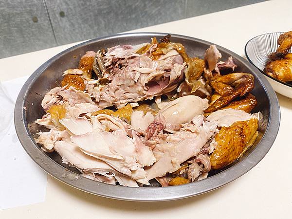 板橋外帶烤雞│中和烤雞推薦-思汗烤雞-蒜味烤雞鮮嫩多汁%2F烤全雞僅要三百多超便宜，外帶手扒雞聚餐超合適，PC值超高的烤雞推薦-22.jpg