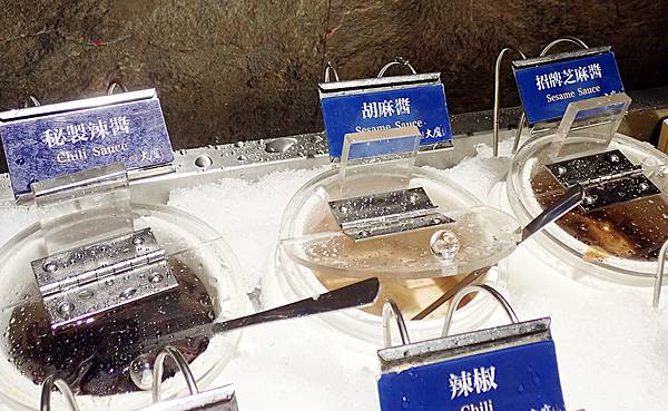 新莊火鍋推薦│大魔大滿足鍋物 超過8種特殊湯頭+一次滿足3種頂級和牛及海鮮套餐，商業午餐不用300吃到好滿足，肉品份量十足，湯頭用心調配，CP值非常高的極品火鍋店│新莊美食推薦-34.jpg