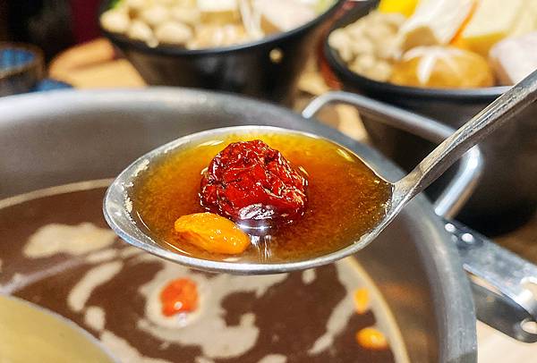 新莊火鍋推薦│大魔大滿足鍋物 超過8種特殊湯頭+一次滿足3種頂級和牛及海鮮套餐，商業午餐不用300吃到好滿足，肉品份量十足，湯頭用心調配，CP值非常高的極品火鍋店│新莊美食推薦-42.jpg