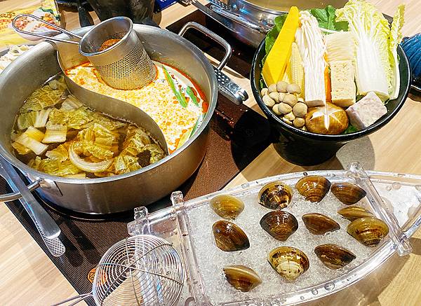 新莊火鍋推薦│大魔大滿足鍋物 超過8種特殊湯頭+一次滿足3種頂級和牛及海鮮套餐，商業午餐不用300吃到好滿足，肉品份量十足，湯頭用心調配，CP值非常高的極品火鍋店│新莊美食推薦-48.jpg