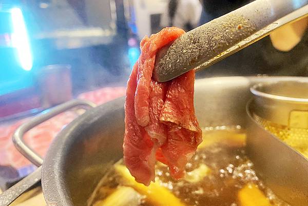 新莊火鍋推薦│大魔大滿足鍋物 超過8種特殊湯頭+一次滿足3種頂級和牛及海鮮套餐，商業午餐不用300吃到好滿足，肉品份量十足，湯頭用心調配，CP值非常高的極品火鍋店│新莊美食推薦-68..jpg