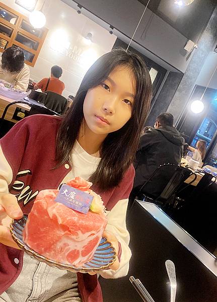 新莊火鍋推薦│大魔大滿足鍋物 超過8種特殊湯頭+一次滿足3種頂級和牛及海鮮套餐，商業午餐不用300吃到好滿足，肉品份量十足，湯頭用心調配，CP值非常高的極品火鍋店│新莊美食推薦-81.jpg